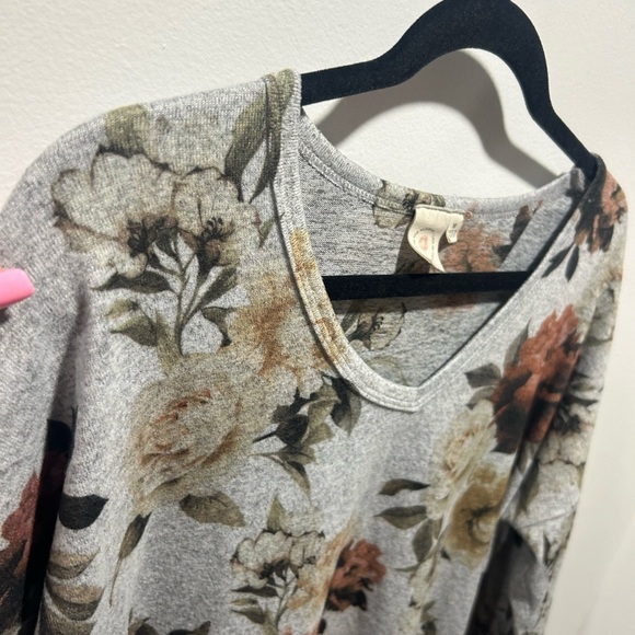 LIVE IN THE MOMENT, size M long sleeve gray floral top, V neck - Picture 4 of 6